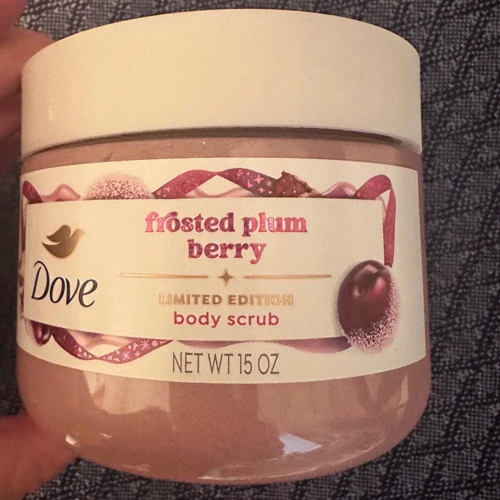 Dove Limited Edition Frosted‎ Plum Berry Body Scrub Holiday Treats 15 oz Jar